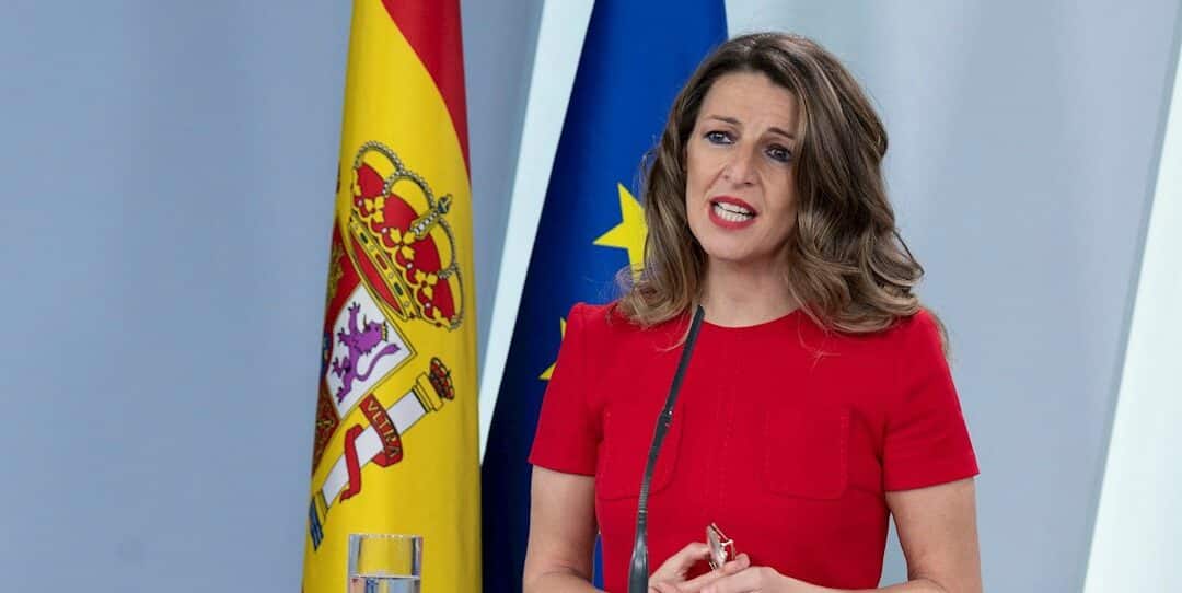 Las consecuencias de la ‘ley rider’ de Díaz: Amazon, Glovo y Uber Eats externalizan su reparto