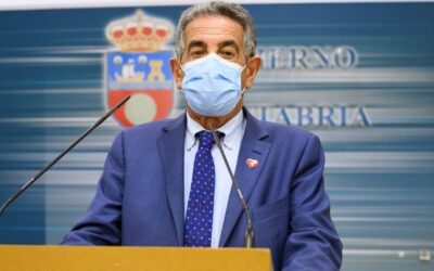Los hosteleros cántabros denuncian a Revilla por comer y fumar un puro dentro de un local mientras lo prohíbe en la comunidad