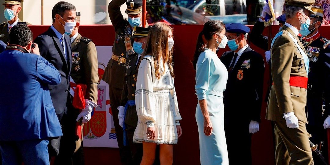 Sánchez no evita, pese a su ajuste de hora, los abucheos y pitidos en el desfile de la Fiesta Nacional